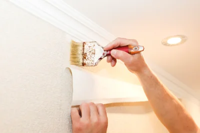 Pose de papier peint à Acigné — revêtements muraux et toiles de verre